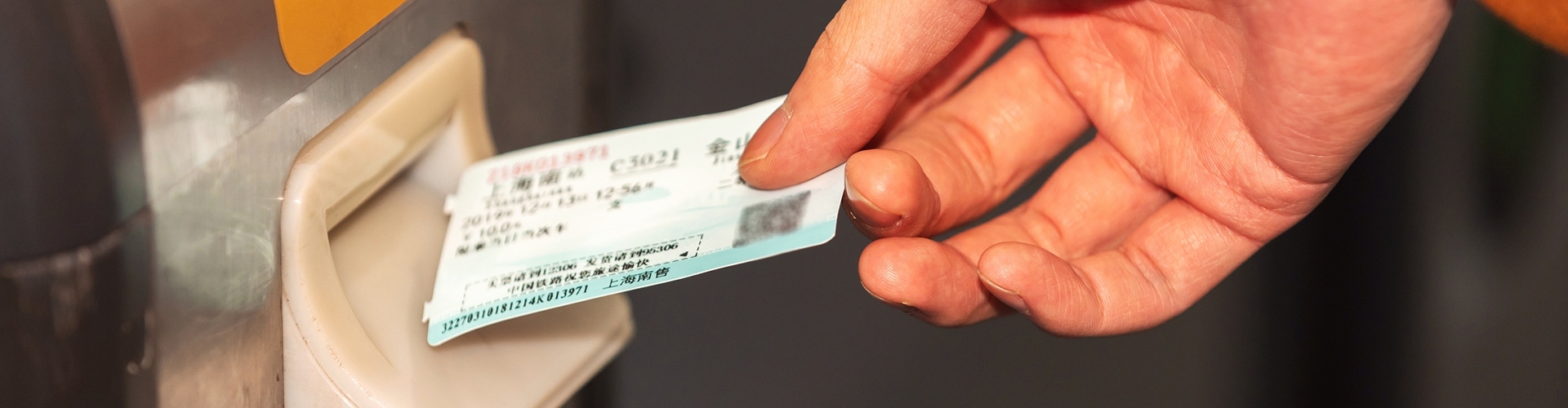 4 Ways to Help Foreign Travelers Buy China's Train Tickets
